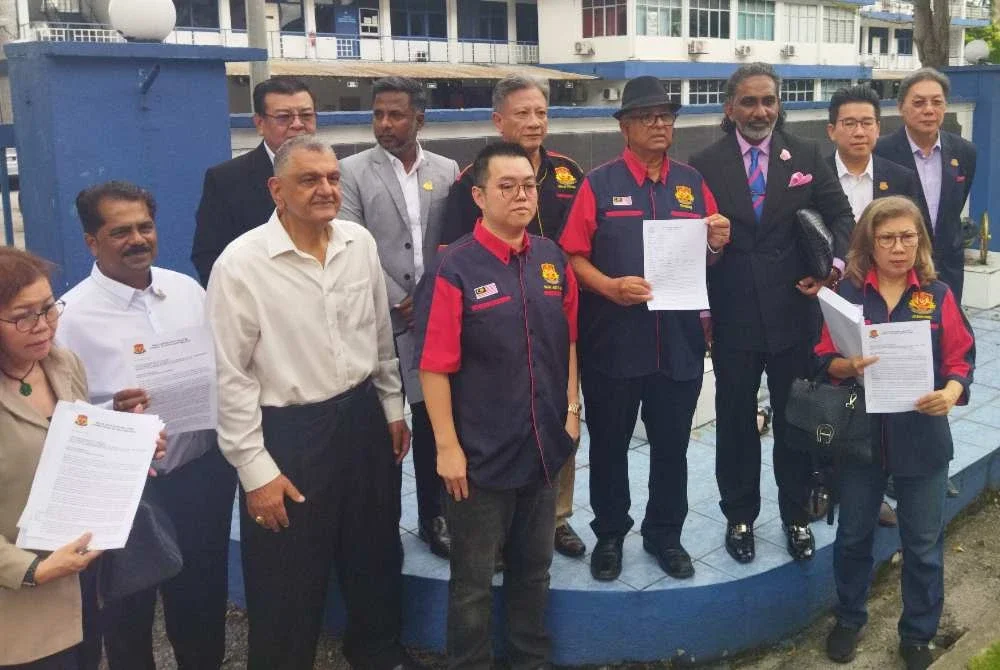 Samson (empat dari kanan) menunjukkan laporan yang dibuat di IPD Ampang Jaya pada Rabu.