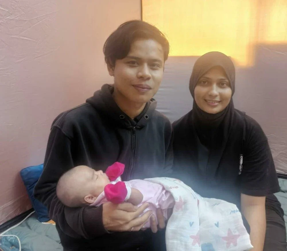 Maizatul Akma bersama suami dan anaknya ketika ditemui di PPS SK Parit Mahang, Jeram pada Rabu.