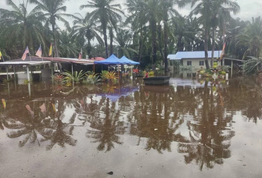 Keadaan rumah penduduk ditenggelami banjir di Kampung Parit Mahang, Jeram pada Rabu.
