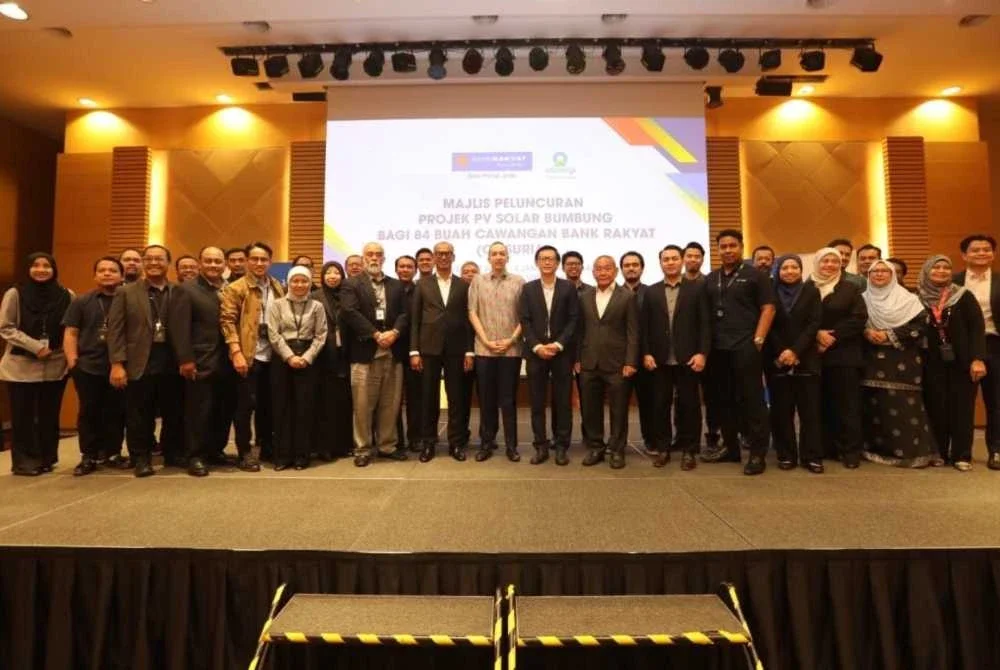 Bank Rakyat bangga menjadi antara institusi kewangan terawal di Malaysia yang melaksanakan pemasangan solar PV bumbung berskala besar bagi menjana tenaga bersih untuk kegunaan sendiri.