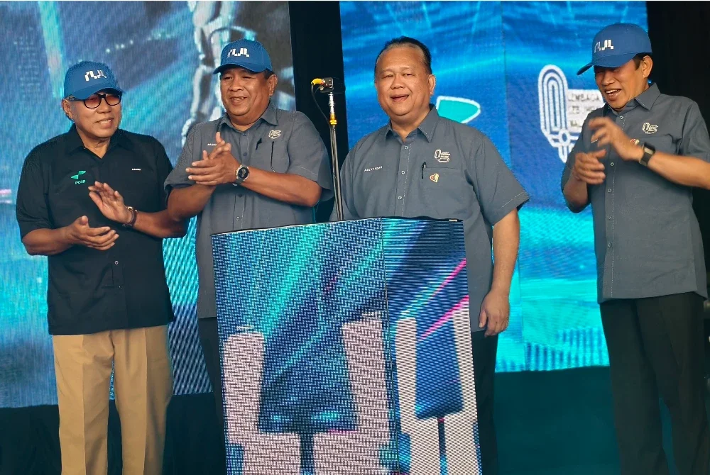 Alexander (dua dari kanan) ketika merasmikan
Aplikasi Navigasi Lebuh Raya TuJu di R&R Seremban arah selatan pada Rabu.