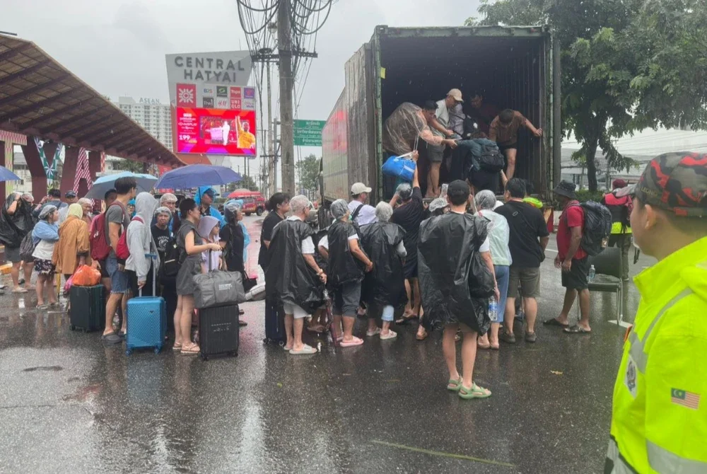 Urusan membawa pulang rakyat Malaysia dilakukan setelah banjir di Hatyai surut. Foto PBS