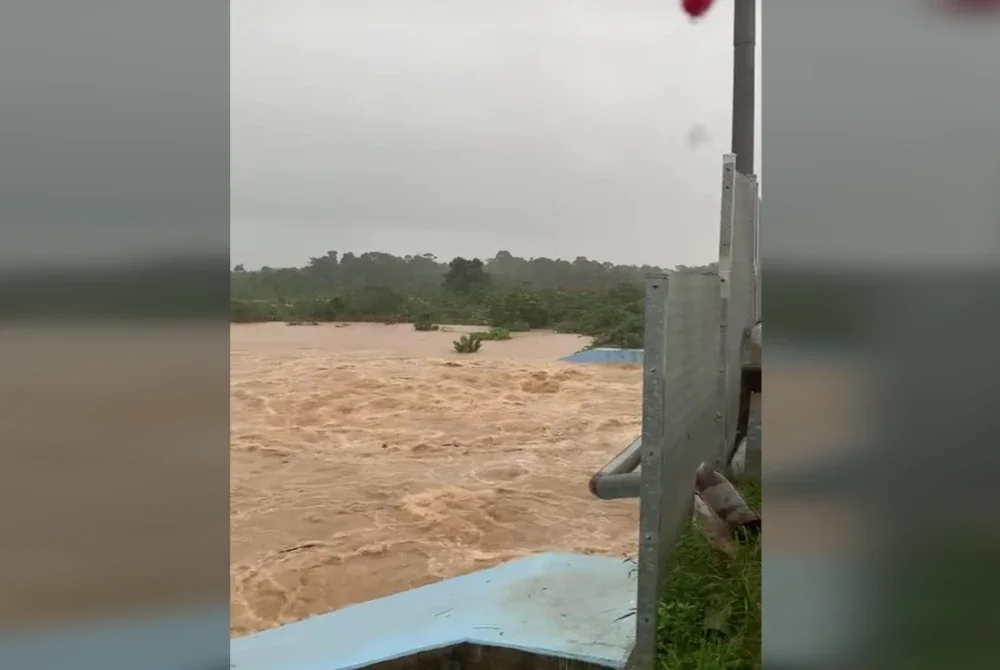 Tangkap layar video tular menunjukkan proses pelepasan air Empangan Jajar berikutan cuaca buruk dan peningkatan paras air di bahagian hulu Sungai Besut.