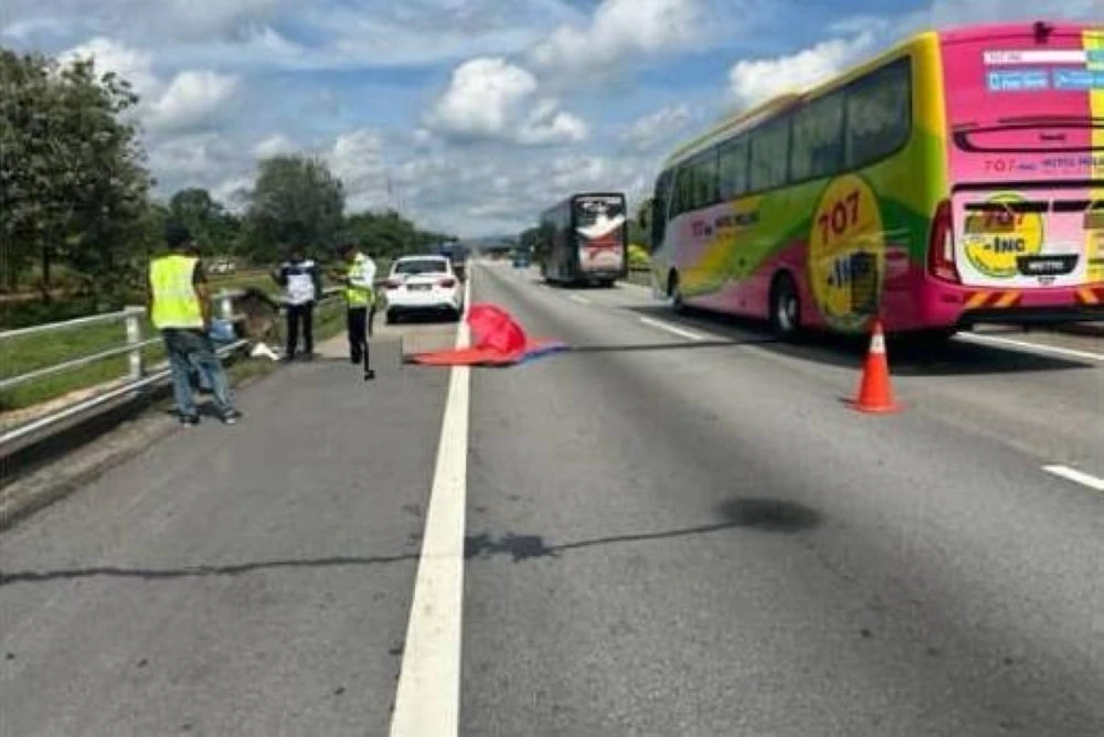Pelajar universiti maut dalam kemalangan apabila motosikalnya bergesel dengan lori di Lebuhraya Utara-Selatan pada Rabu. Foto IPD Muar