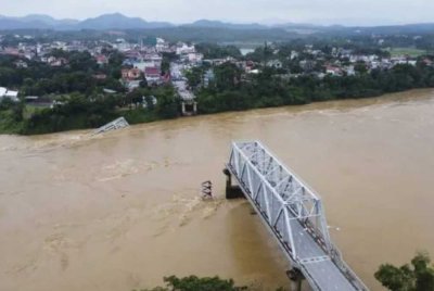 Di Vietnam, bencana banjir turut menyebabkan 337,297 rumah runtuh, dihanyutkan, rosak atau kehilangan bumbung, selain ratusan ribu hektar tanaman terjejas teruk. - Foto AP