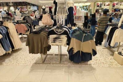 Butik pakaian lokasi kecurian dilaporkan.