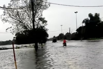 Tiga daerah iaitu Tanah Merah, Kuala Krai dan Gua Musang menjadi kawasan terbaru di Kelantan yang ditenggelami banjir ekoran hujan lebat berterusan sejak malam tadi, berikut adalah tangkap layar siaran langsung TikTok oleh penduduk di sekitar negeri ini pada pagi Rabu.