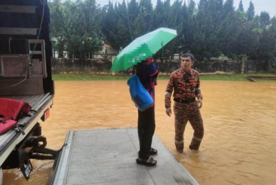 Semua calon SPM terbabit berjaya tiba di Sekolah Menengah Agama Shukriah Bukit Sireh, Kuala Krai sebelum peperiksaan bermula jam 8 pagi. Foto: JBPM