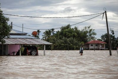 Antara rumah yang dinaiki air di Kampung Bakong, Arau, Perlis. Foto: Bernama