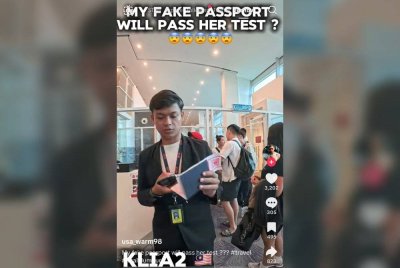 Tangkap layar pelancong yang mendakwa dibenarkan menaiki pesawat walaupun beliau dakwa guna pasport palsu.