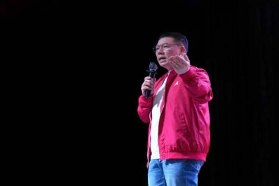 Kor Ming semasa berucap dalam satu majlis di Kota Kinabalu.