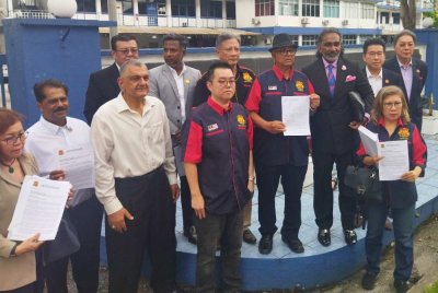 Samson (empat dari kanan) menunjukkan laporan yang dibuat di IPD Ampang Jaya pada Rabu.