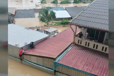 Nurul Saffinar berkongsi keadaan banjir di lokasi mereka berada.
