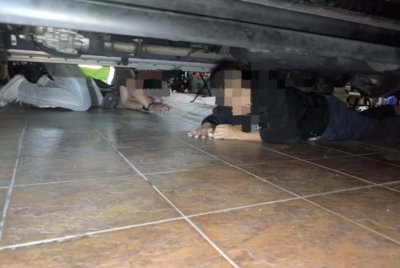 Wanita warga Indonesia ditemui menyorok di bawah kenderaan.