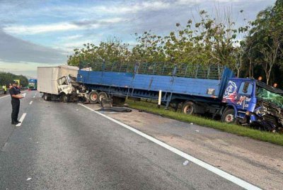 Dua lelaki maut selepas lori dinaiki mereka merempuh treler dalam kemalangan membabitkan tiga kenderaan berat di KM129.9 Lebuhraya Utara-Selatan.