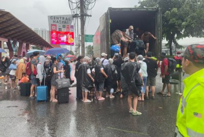 Urusan membawa pulang rakyat Malaysia dilakukan setelah banjir di Hatyai surut. Foto PBS