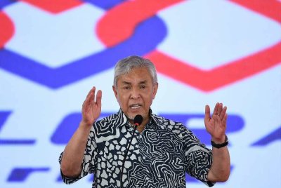 Timbalan Perdana Menteri Datuk Seri Dr Ahmad Zahid Hamidi menyampaikan ucapan ketika hadir pada program Felcra MADANI Santuni Rakyat @ Lumadan hari ini. Foto Bernama 