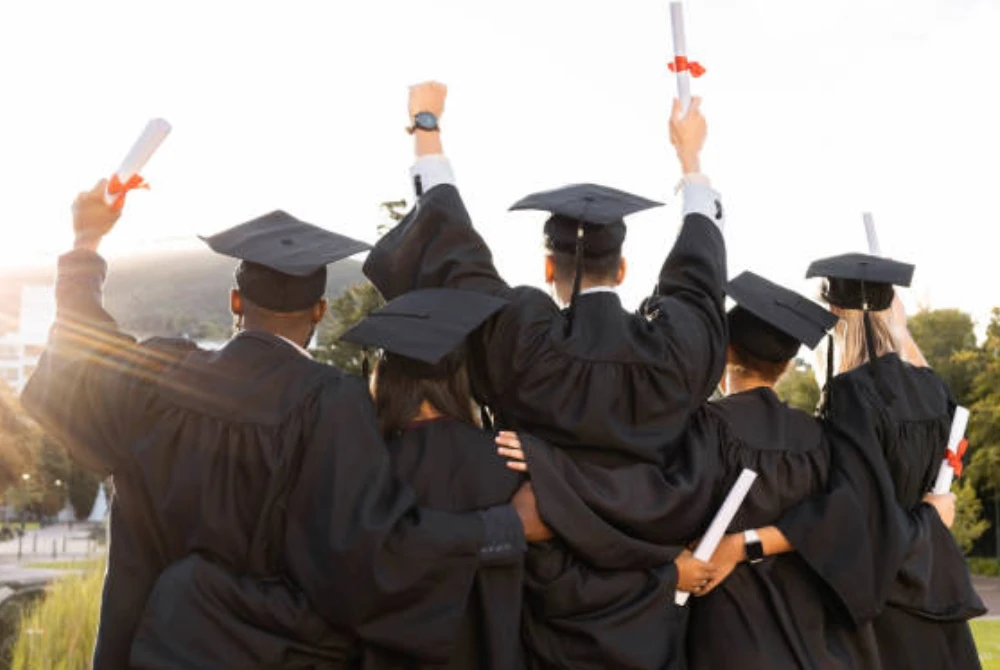 Setiap orang meraikan konvokesyen dengan cara berbeza, ikut kemampuan masing-masing. Jika mampu, tidak salah untuk menjadikan hari itu seindah mungkin. Gambar hiasan 