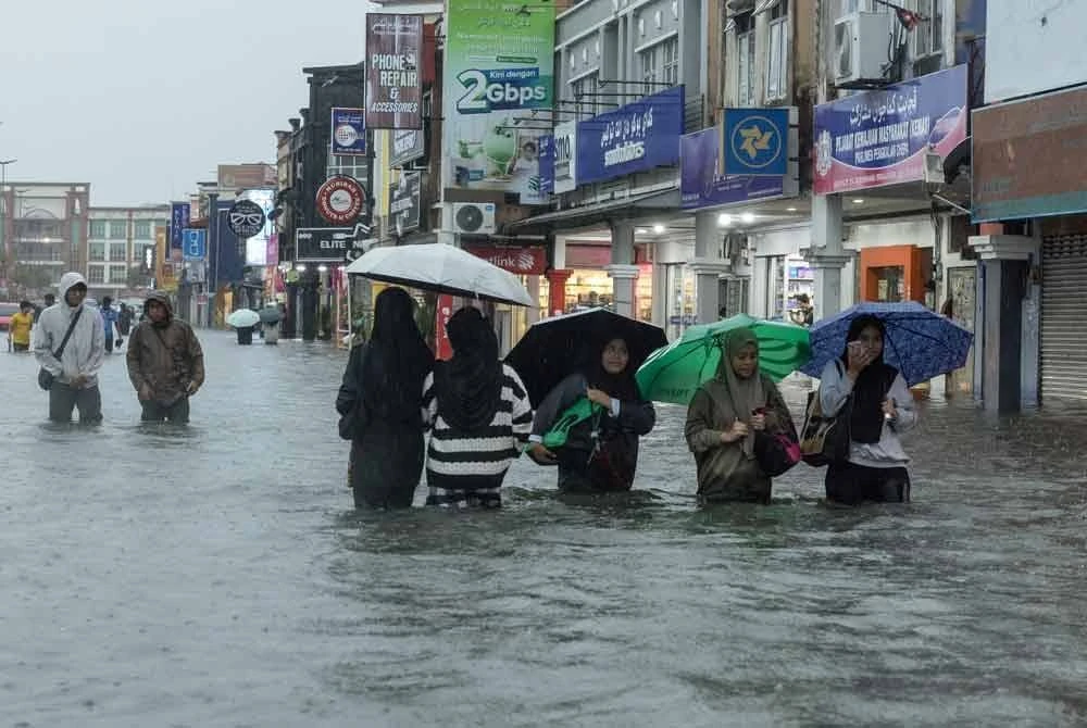 Bagi mangsa banjir, setiap detik adalah perjuangan. Gambar hiasan