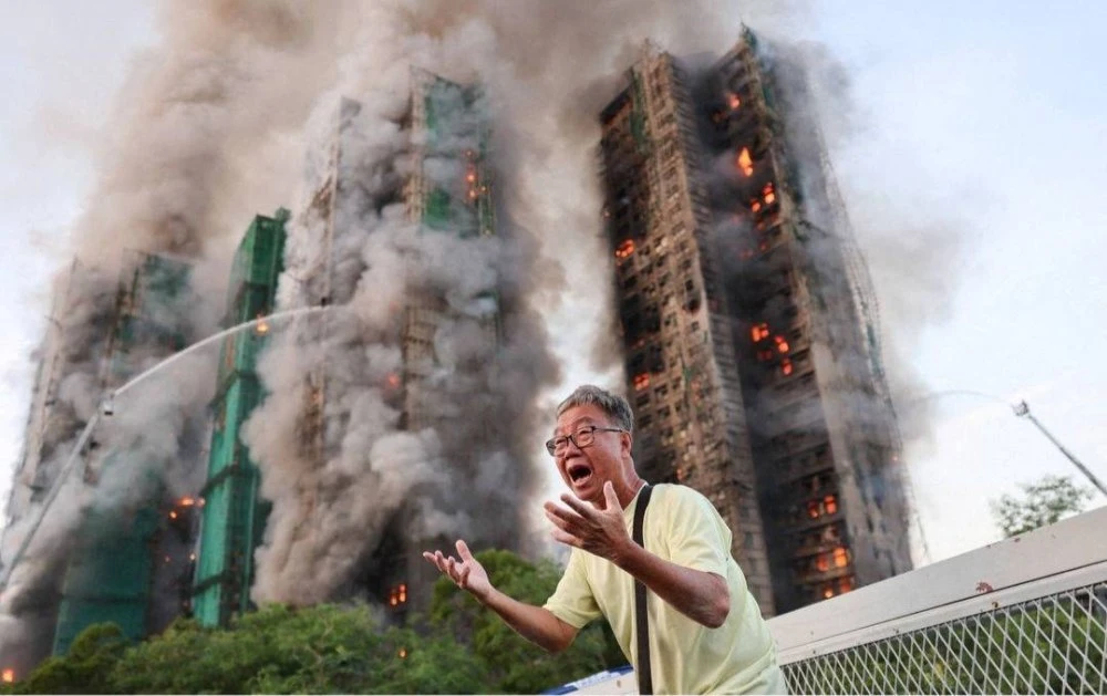 Empat mangsa disahkan maut manakala beberapa lagi terperangkap dalam kebakaran besar yang memusnahkan blok kediaman di Wang Fuk Court, daerah Tai Po. Foto Reuters 