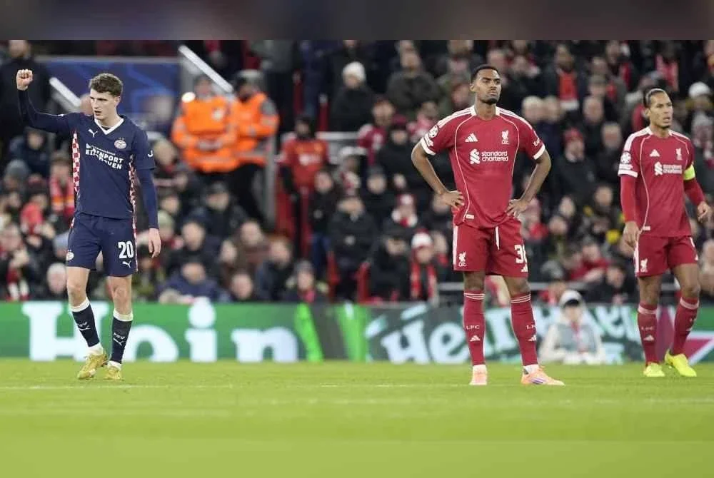 Reaksi kecewa Ryan Gravenberch (dua dari kanan) dan Virgil van Dijk selepas PSV menambah gol ketiga. Foto Agensi
