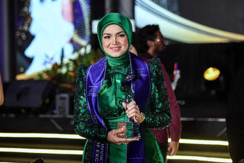 Siti Nurhaliza menerima anugerah khas Lifetime Achievement Award pada Malam Gala AFFIN INVIKTA Top50 Women of Excellence Awards 2025 pada Rabu. Foto Bernama