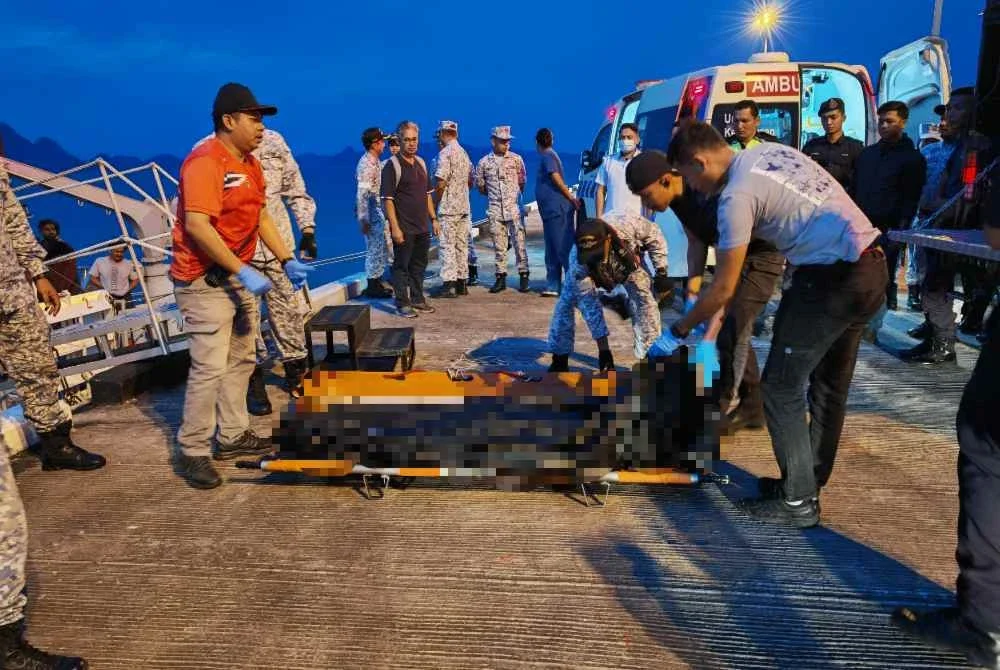 Mayat seorang lelaki diserahkan kepada polis untuk tindakan lanjut. Foto Maritim Malaysia