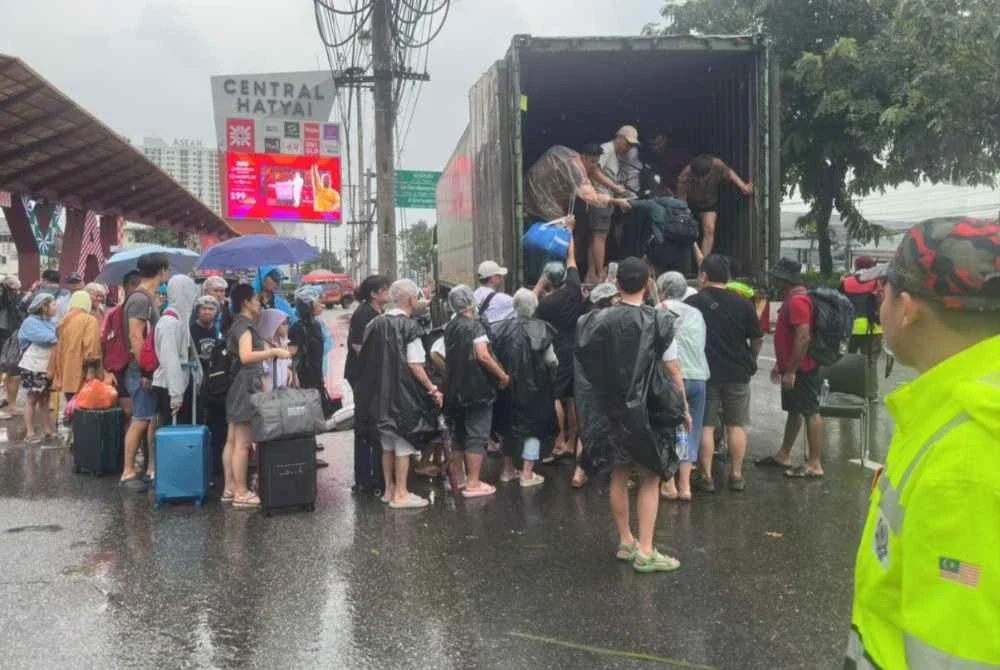 Rakyat Malaysia yang terkandas dibawa pulang. Foto PBS