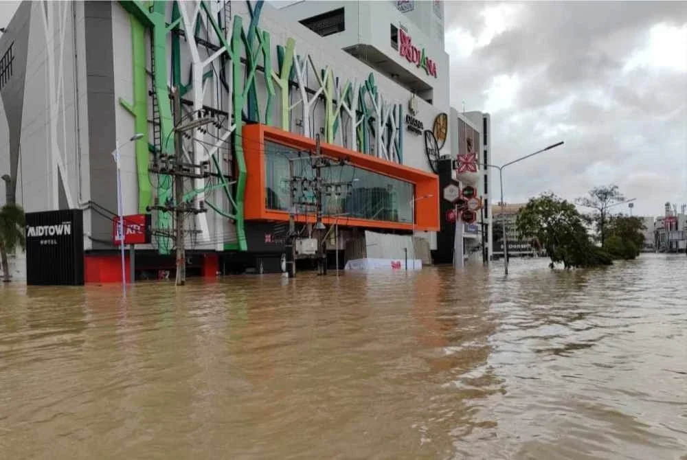 Terdapat beberapa kawasan di bandar Hatyai yang masih dinaiki air. Foto PBS