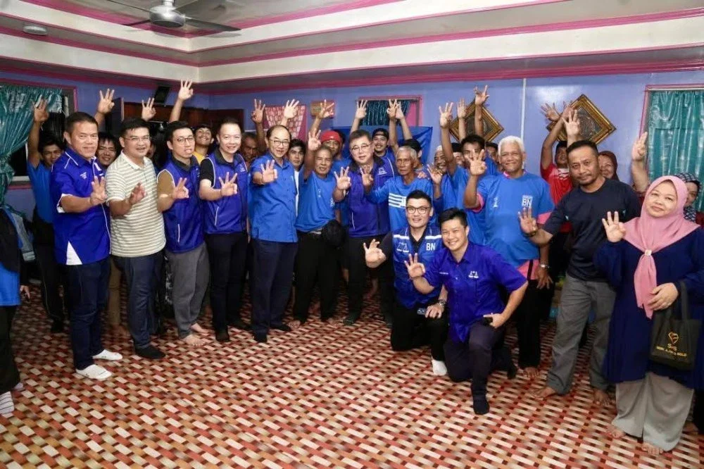 Kim Hiung (tengah) turut singgah ke rumah Tok Wan di Kampung Tabah Baru untuk bertemu para pengundi.