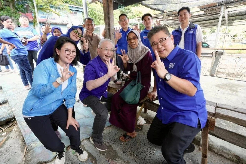 Presiden MCA, Datuk Seri Dr Wee Ka Siong bersama Kim Hiung bertemu penduduk sekitar.