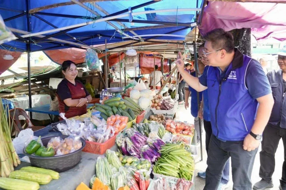 Kim Hiung melakukan tinjauan mesra di kawasan perniagaan agar suara usahawan didengar dan keperluan mereka dipenuhi.