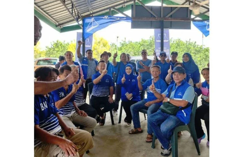 Bersama jentera akar umbi N43 Kemabong.