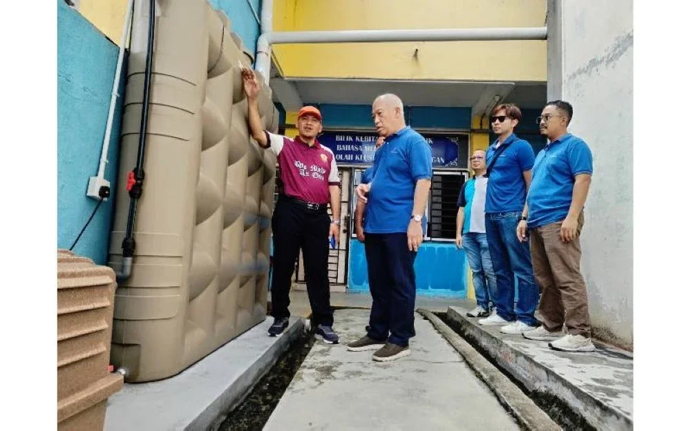 Herlman (kiri) memberikan penerangan mengenai proses penuaian air kepada Ketua Pegawai Eksekutif PAAB, Zulkiflee Omar.