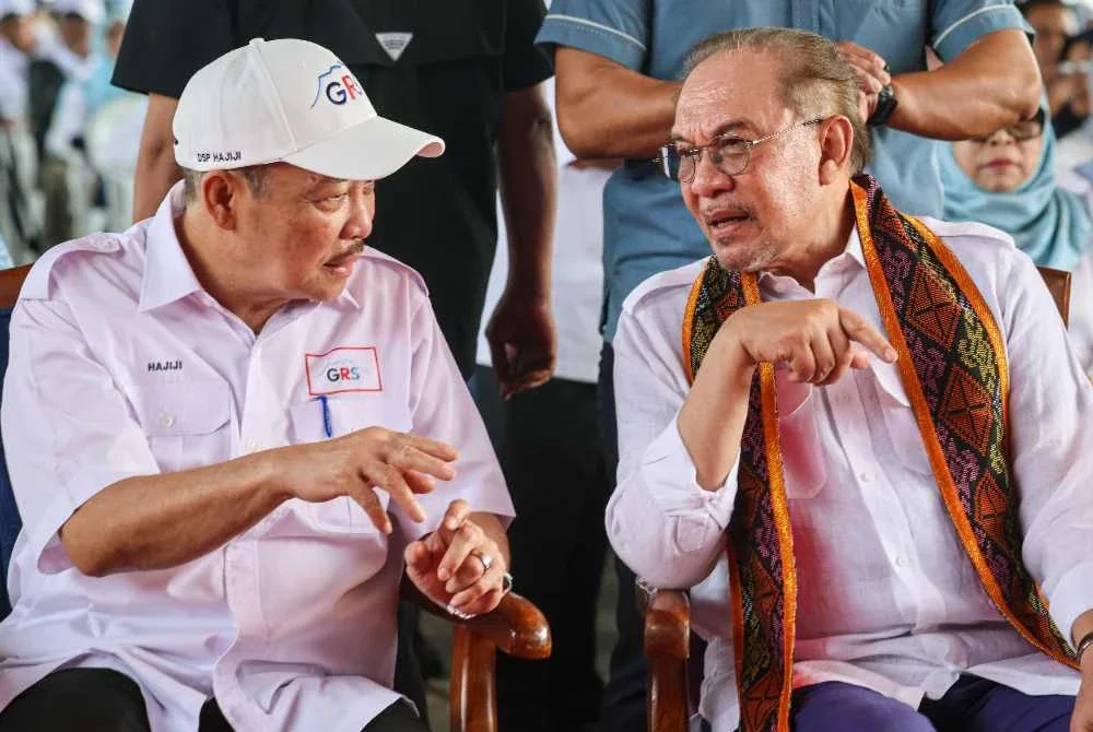 Anwar (kanan) bersamaHajiji pada temu rapat dengan pemimpin masyarakat tempatan dan sahabat usahawan Tuaran di Dewan Kebudayaan Bajau Samah, Sulaman pada Khamis. Foto Bernama