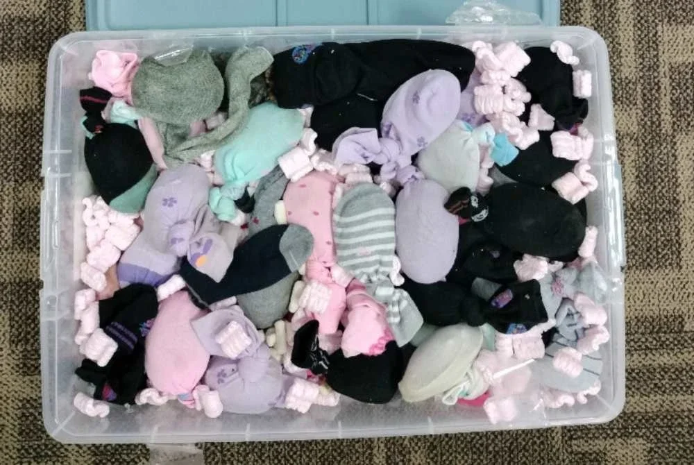 Bekas berisi kura-kura yang dicampur dengan timbunan stokin. - Foto Perhilitan