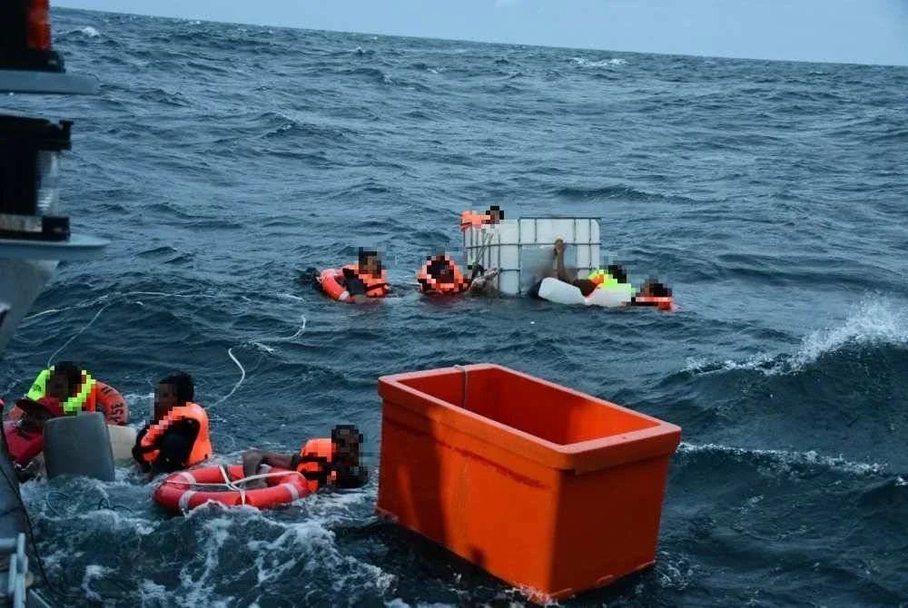 TLDM menyelamatkan mangsa bot karam di Pulau Perak. - Foto TLDM