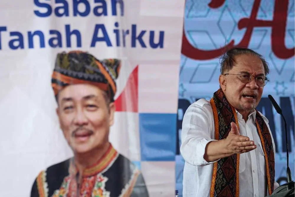 Anwar menyampaikan ucaptama pada temu rapat dengan pemimpin masyarakat tempatan dan sahabat usahawan Tuaran di Dewan Kebudayaan Bajau Samah, Sulaman pada Khamis. Foto Bernama