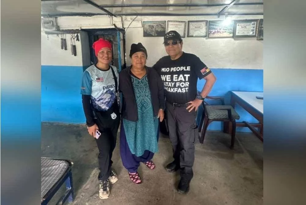 Aishah Pun, Purna (pemilik lodge di Himalaya) dan penulis.