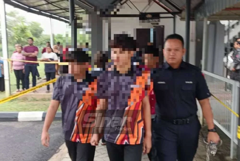 Seorang pelajar tingkatan empat direman tiga hari untuk membantu siasatan memukul seorang pelajar hingga pengsan manakala tiga lagi dibebaskan oleh Mahkamah Sungai Petani pada Khamis.