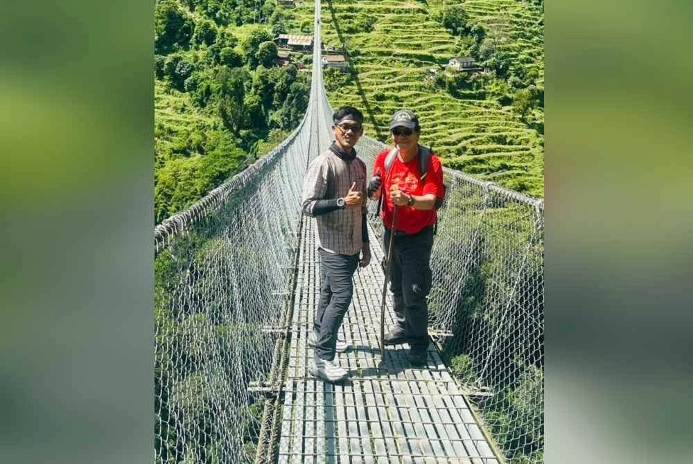 Penulis bersama Firdaus di jambatan gantung Jhindu Danda.