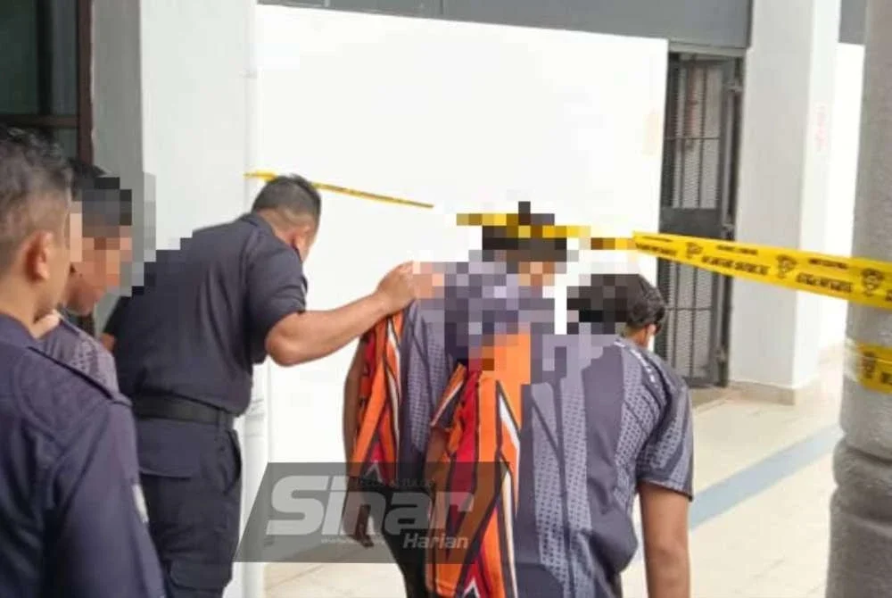 Seorang pelajar tingkatan empat direman tiga hari untuk membantu siasatan memukul seorang pelajar hingga pengsan manakala tiga lagi dibebaskan oleh Mahkamah Sungai Petani pada Khamis.