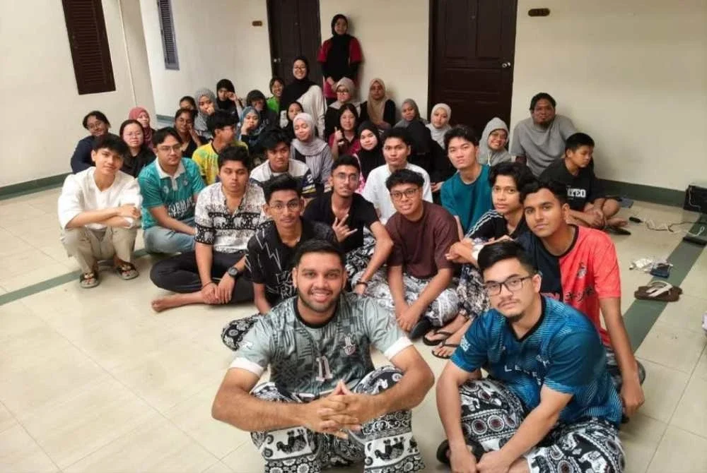 40 pelajar dan pensyarah Pusat Pengajian Perakaunan Tunku Puteri Intan Safinaz (TISSA) dari Universiti Utara Malaysia (UUM) yang terkandas banjir di Hatyai.