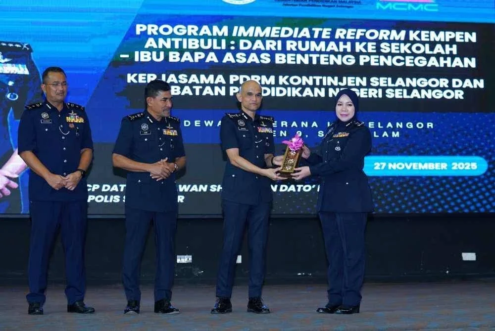 Shazeli menyampaikan cenderamata kepada pegawai kanan PDRM semasa Program Kempen Anti Buli di IPK Selangor pada Khamis. - Foto Sinar Harian/Mohd Halim Abdul Wahid