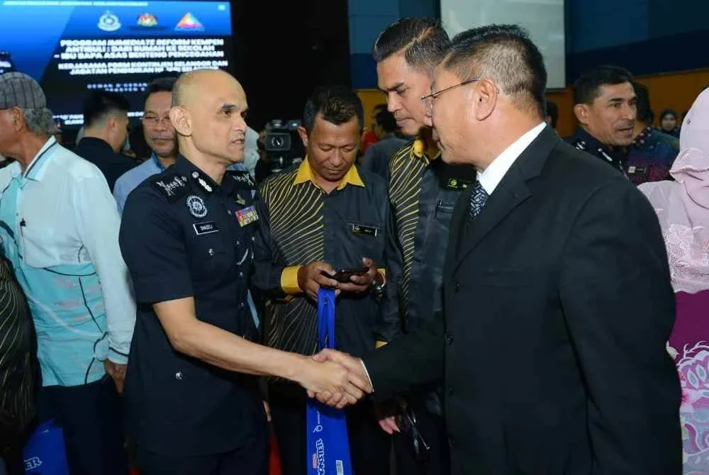 Shazeli beramah mesra dengan tetamu yang hadir dalam Program Kempen Anti Buli di IPK Selangor pada Khamis. - Foto Sinar Harian/Mohd Halim Abdul Wahid
