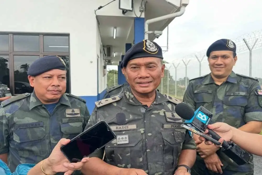 Ahmad Radzi (tengah) ketika ditemui pemberita di Rantau Panjang. - Foto Sinar Harian/Adila Sharinni Wahid