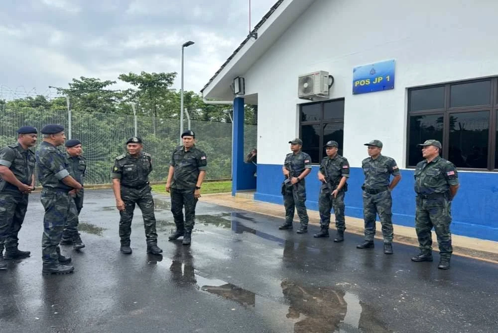 Ahmad Radzi (empat dari kiri) yang melawat ke pos PGA Pak Teh Kana. - Foto Sinar Harian/Adila Sharinni Wahid