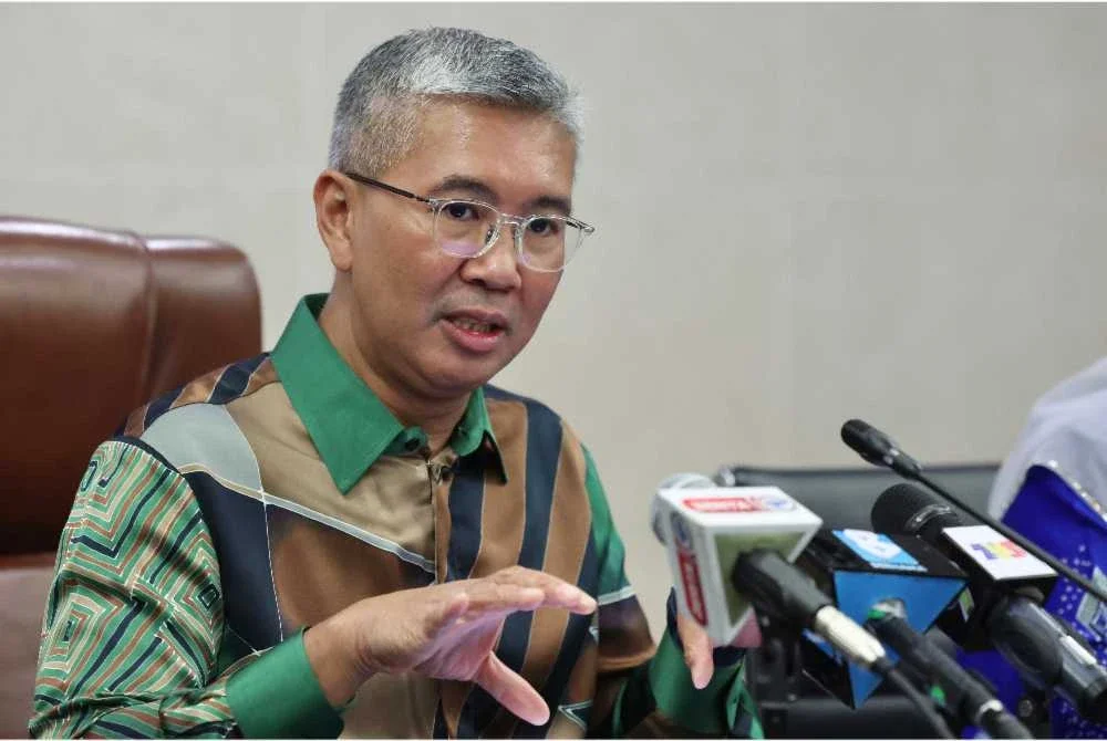 Tengku Zafrul bercakap ketika sidang media di Bangunan Parlimen hari ini. - Foto: Bernama