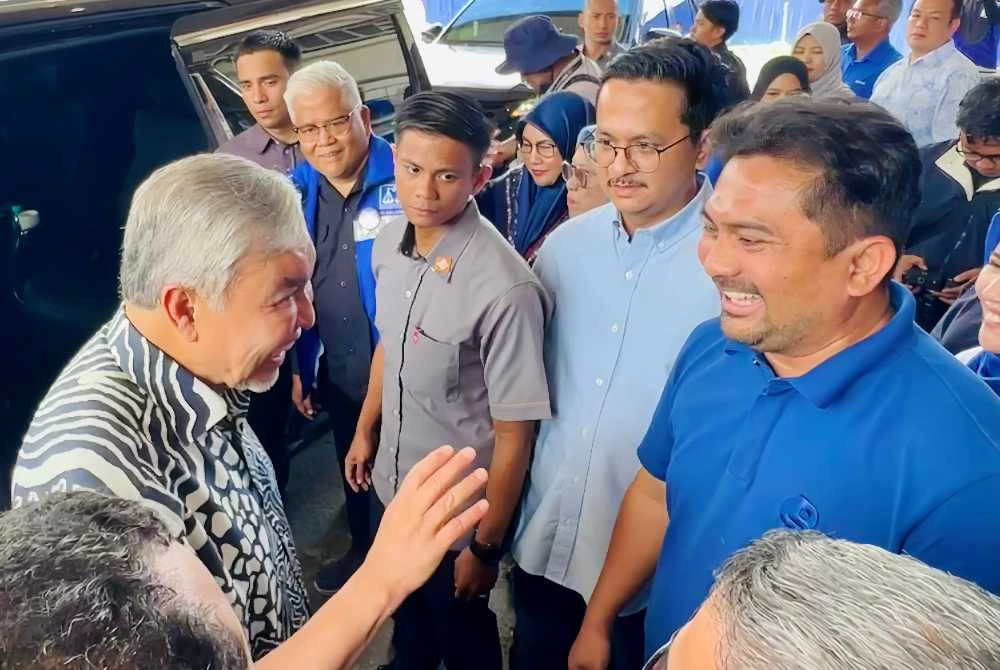 Ahmad Zahid dan Mohd Zaidy (kanan) beramah mesra dengan orang ramai yang hadir pada sesi Jelajah TVET di Kolej Komuniti Tawau dan Institut Pendidikan Guru Tawau pada Rabu.