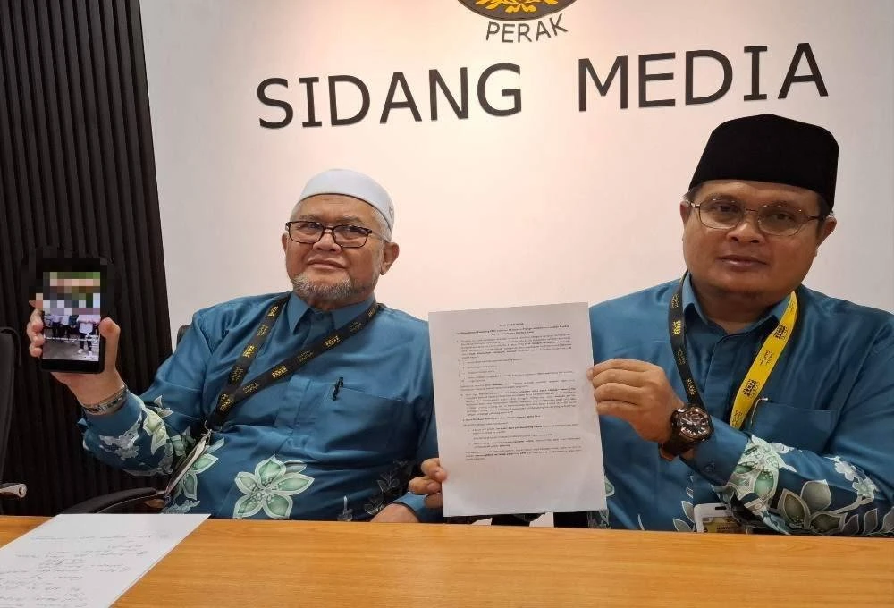 Razman (kiri) dan Mohd Akmal mewakili pimpinan Pembangkang DUN Perak menuntut penjelasan kerajaan negeri berhubung kehadiran pemimpin parti kerajaan sepertimana video tular, bulan lalu.